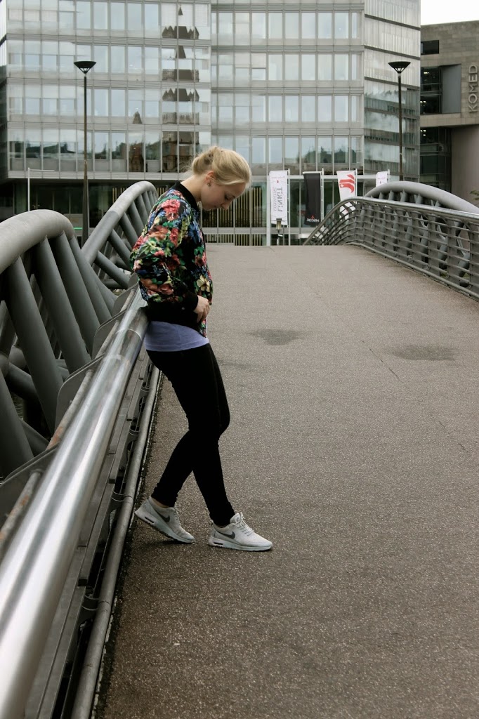 blumen-bomberjacke-graue-sneaker-adidas superstars-outfit-fashionblog-cologne-berlin