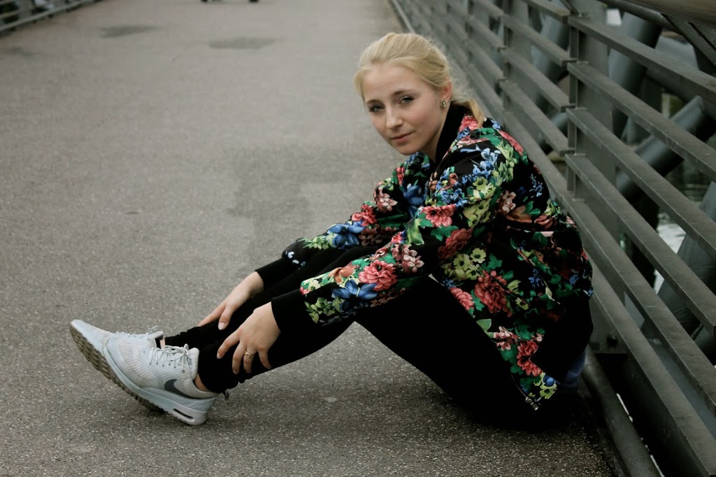 blumen-bomberjacke-graue-sneaker-adidas superstars-outfit-fashionblog-cologne-berlin