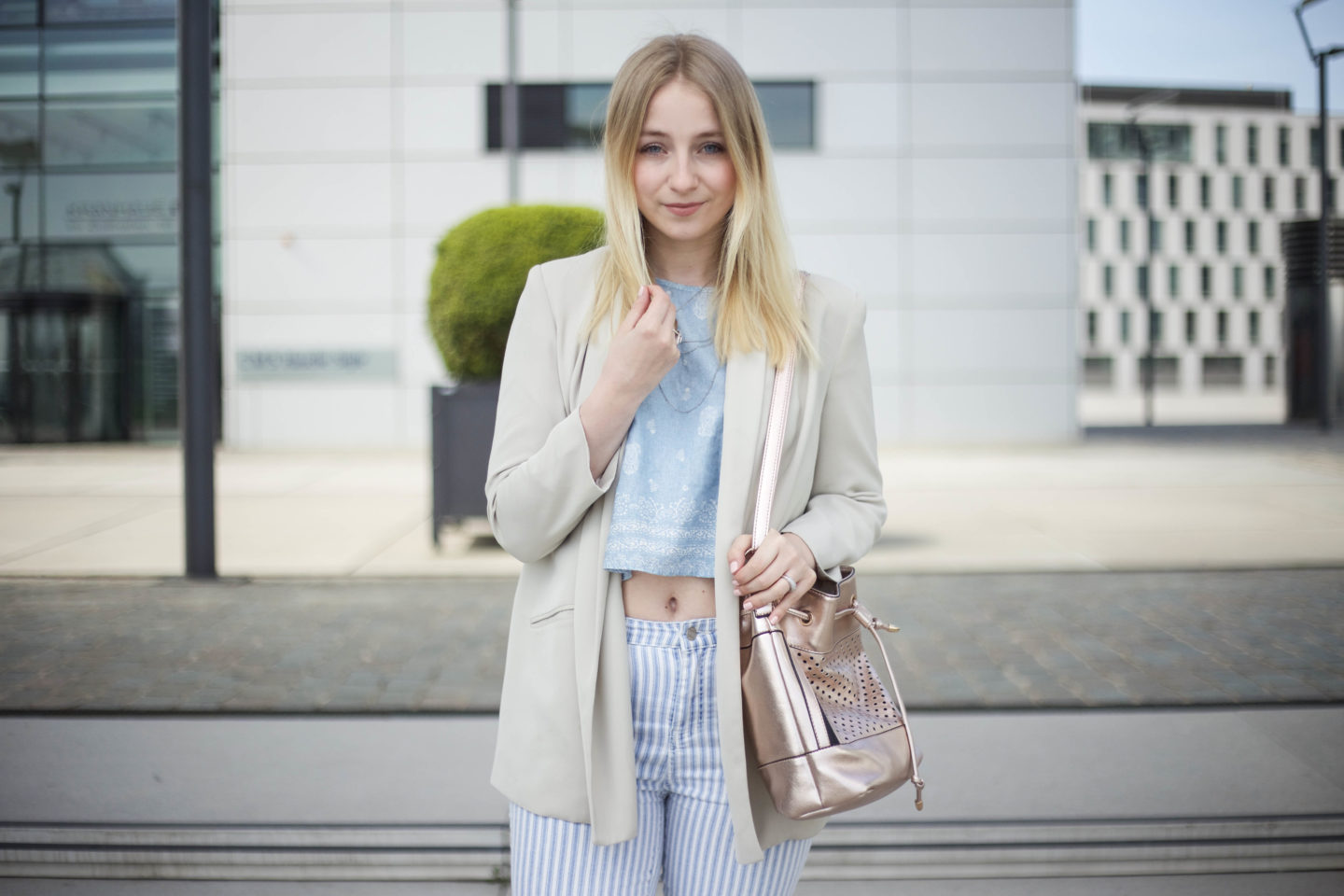 Striped Jeans und helle Farben Outfit