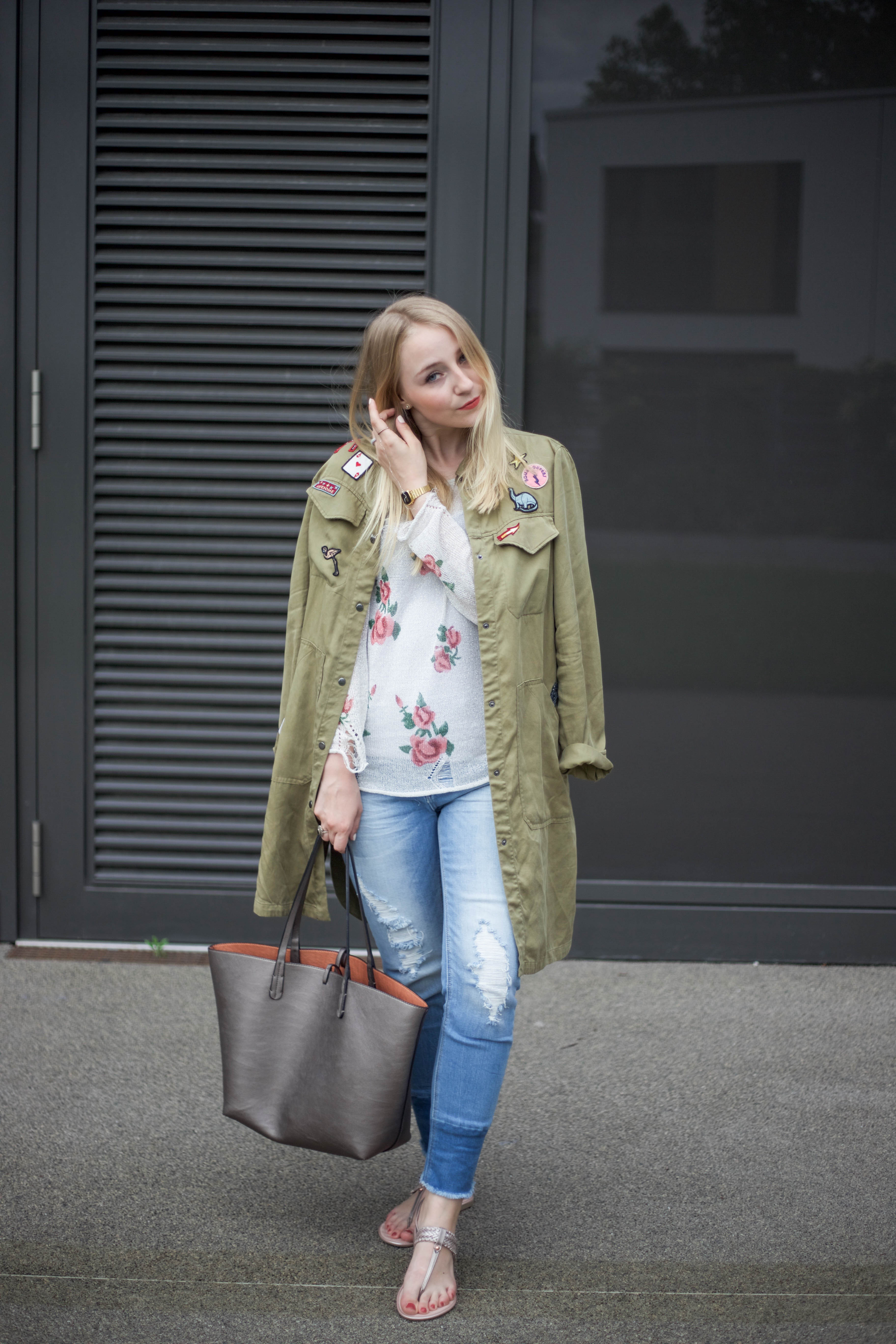 roland-schuhe-trendpage-outfit-jacke-patches-ripped-jeans_9416