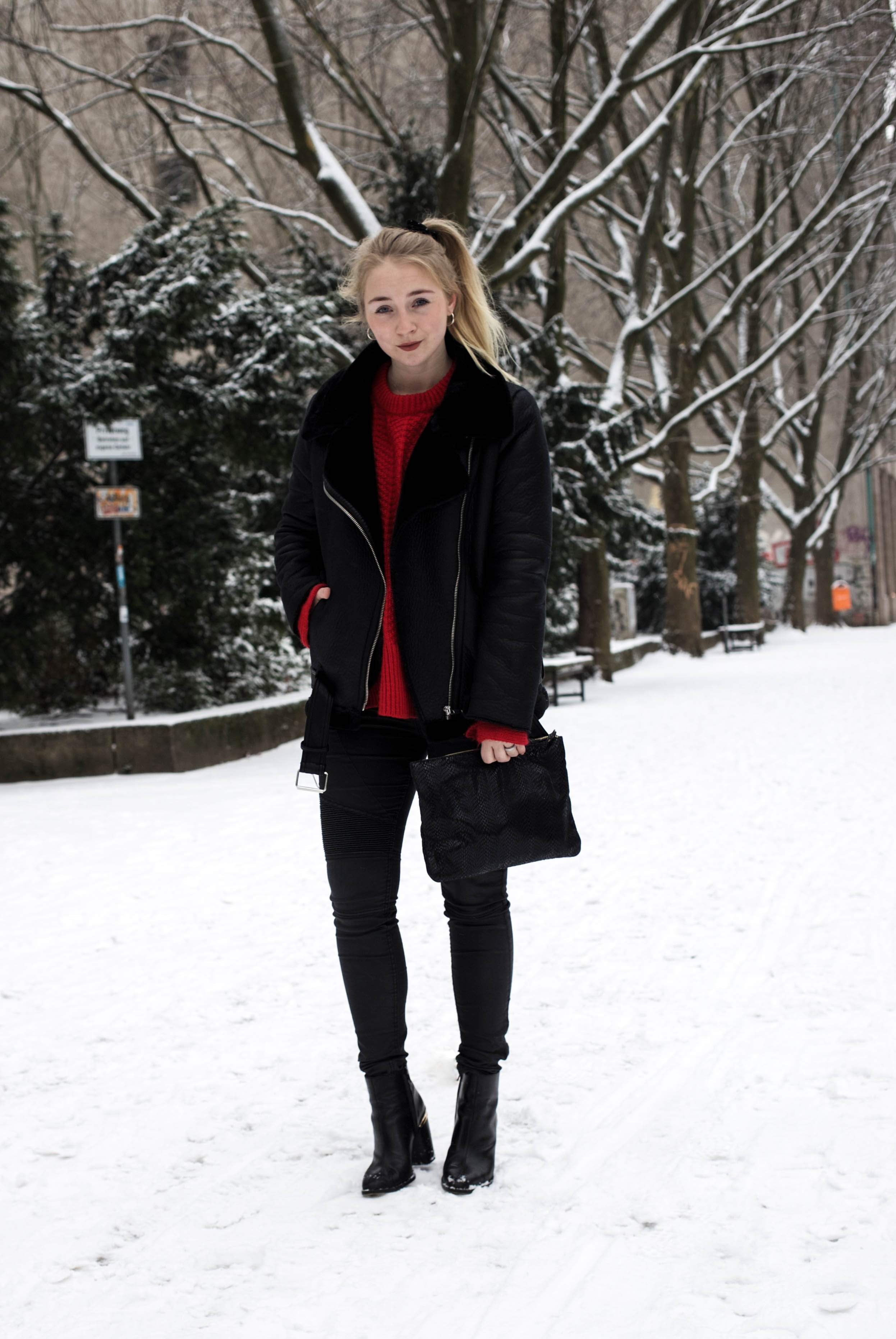 roter-pullover-outfit-berlin-schnee-streetstyle-fashionblog-modeblog_8285