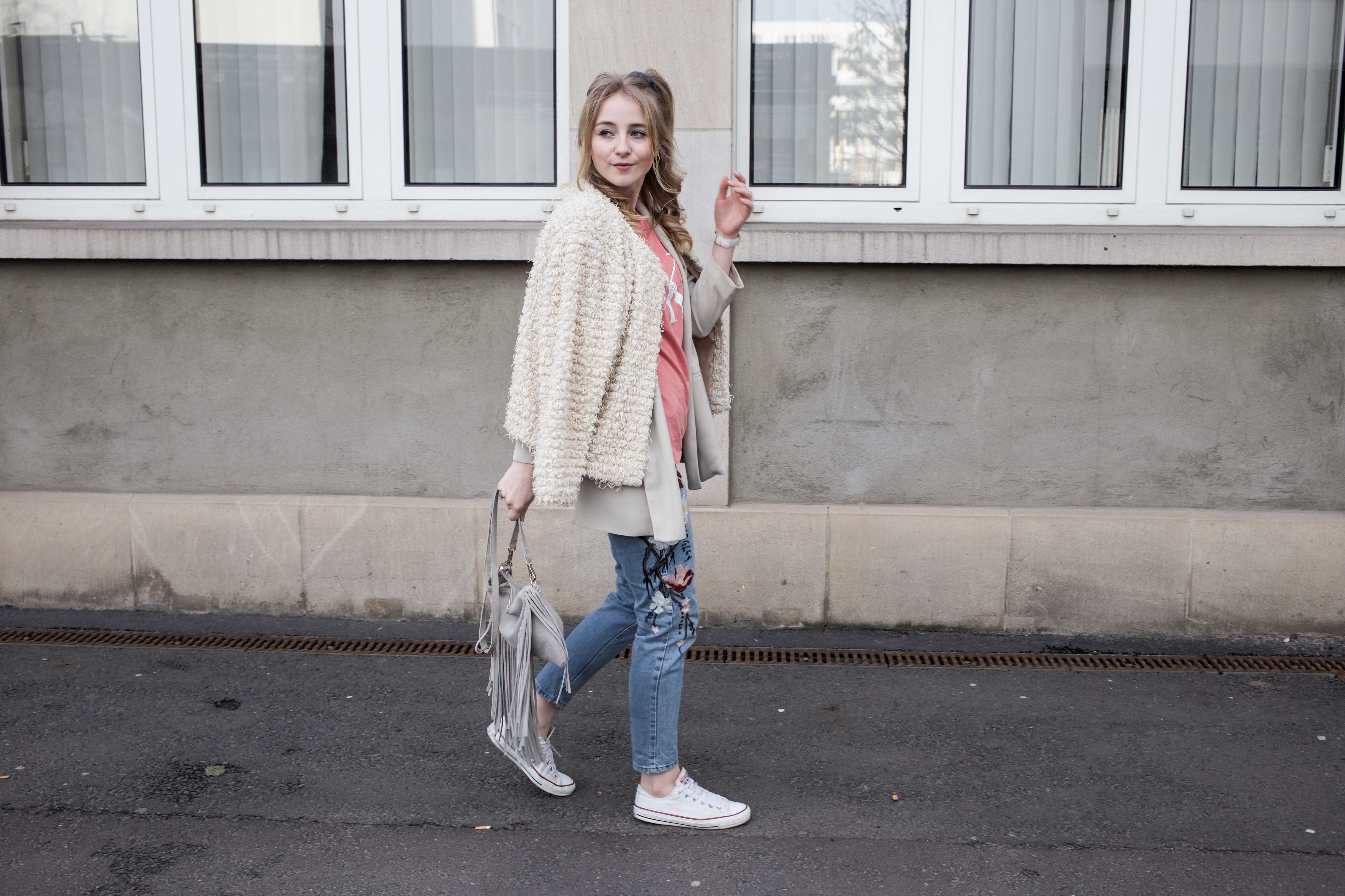 Frühlingslook-Berlin-Mom-Jeans-Blumenprint-Fashionblog-Blogger-Calvin-Klein-Tshirt-streetstyle_4674