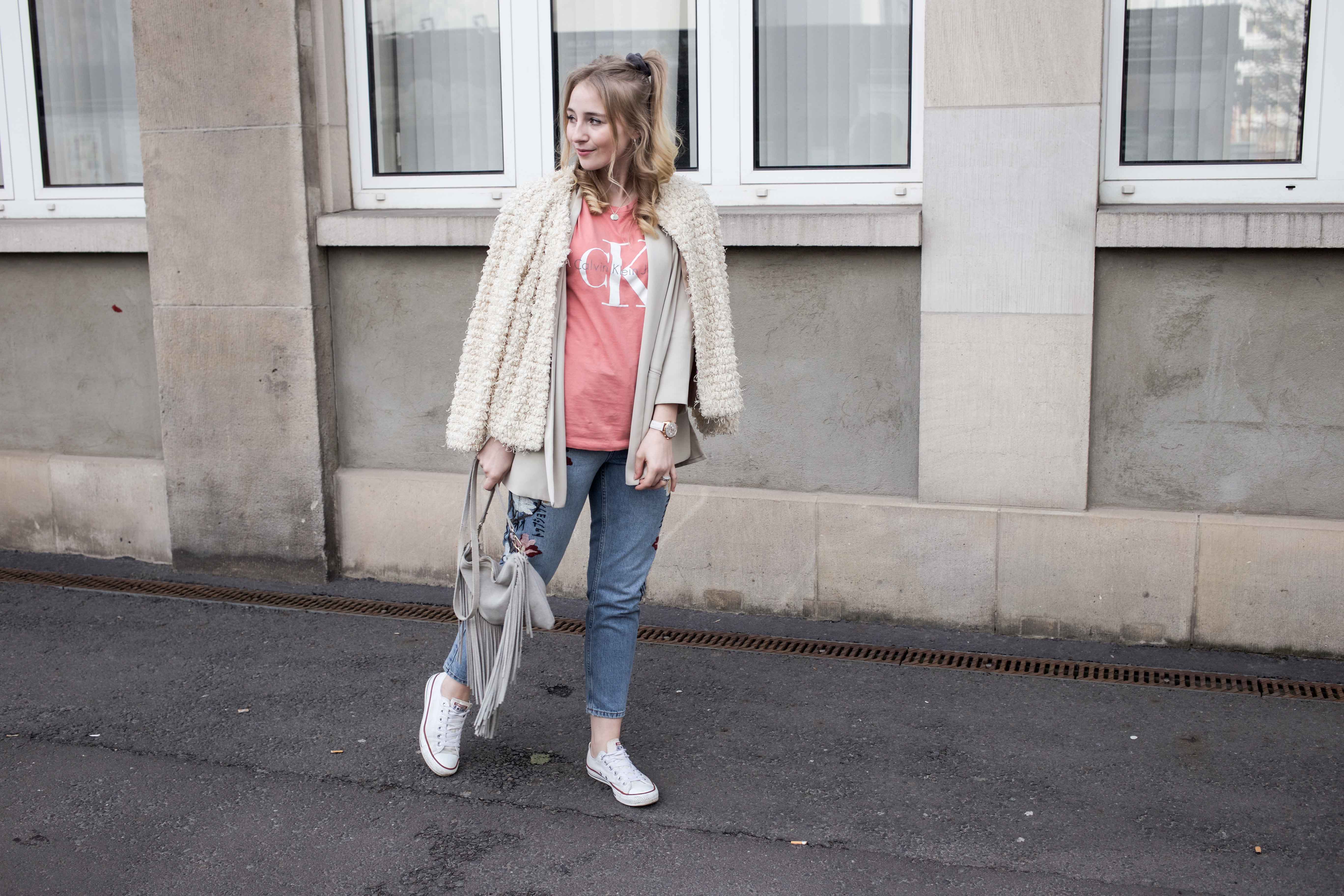 Frühlingslook-Berlin-Mom-Jeans-Blumenprint-Fashionblog-Blogger-Calvin-Klein-Tshirt-streetstyle_4695