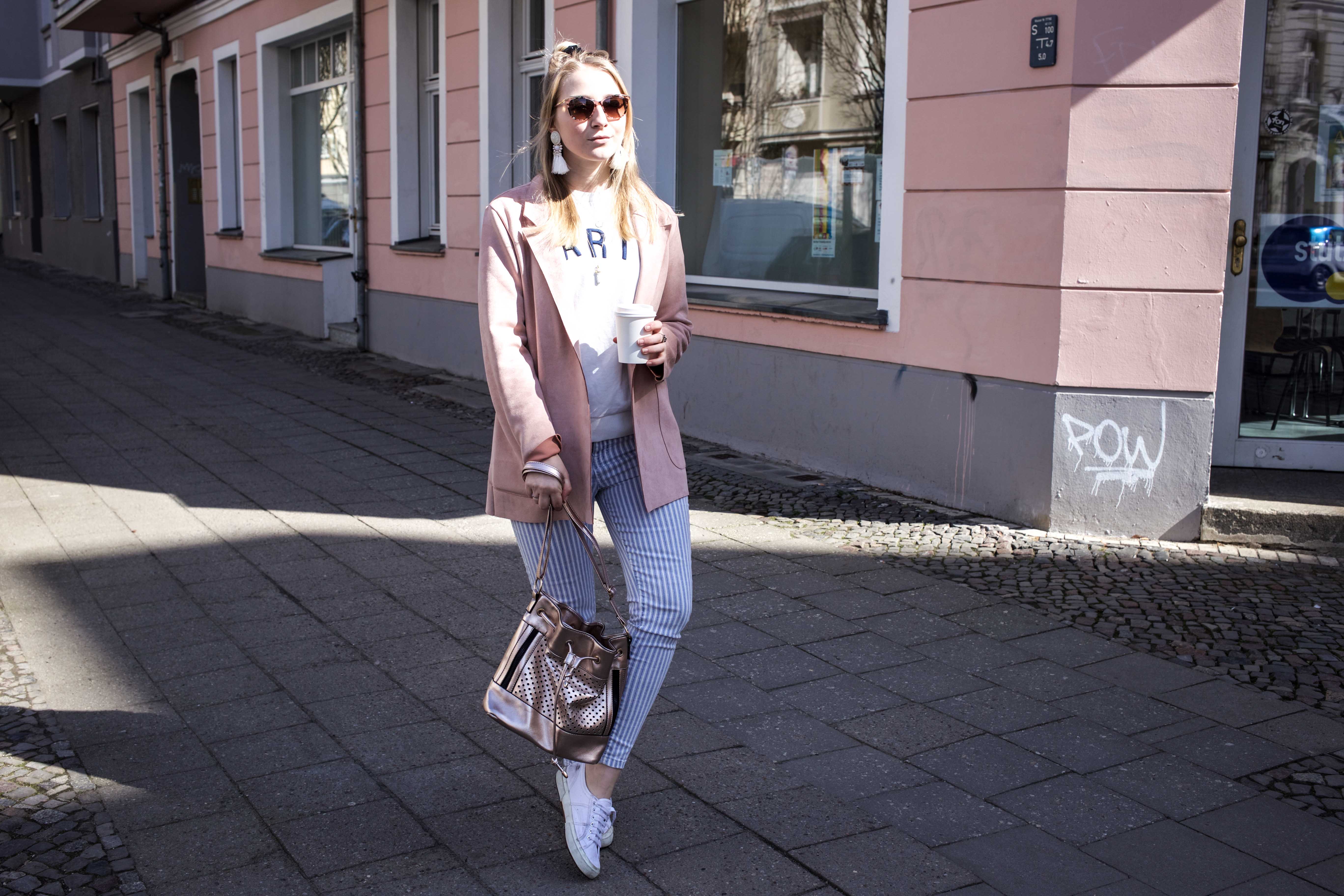 spring-look-frühlingsoutfit-rosegold-rosa-gestreifte-jeans-prenzlauer-berg_5182