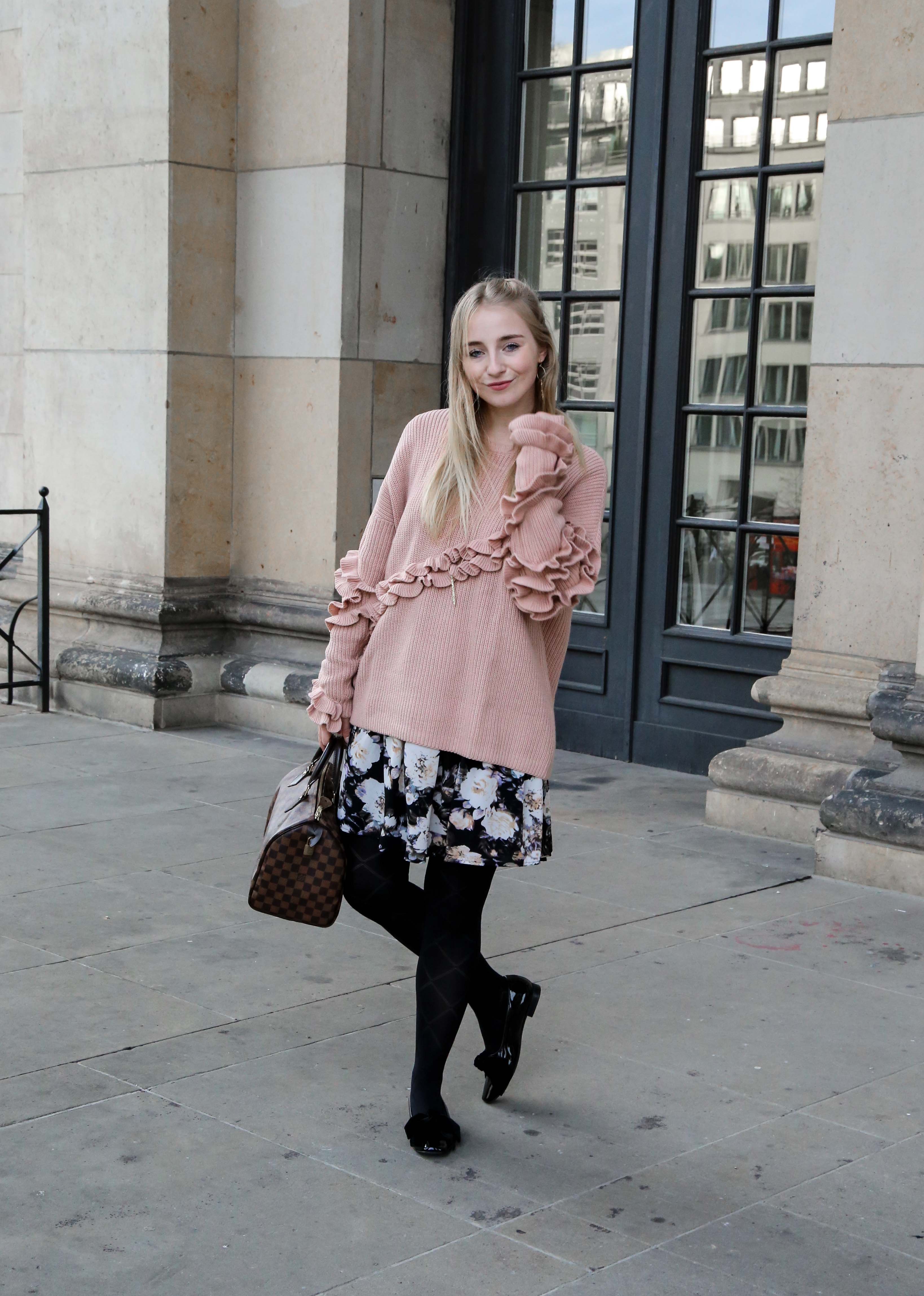 rosa-rüschen-pullover-blumenkleid-schleifen-lack-ballerina-berlin-fashionblog-modeblog-blogger-berlin
