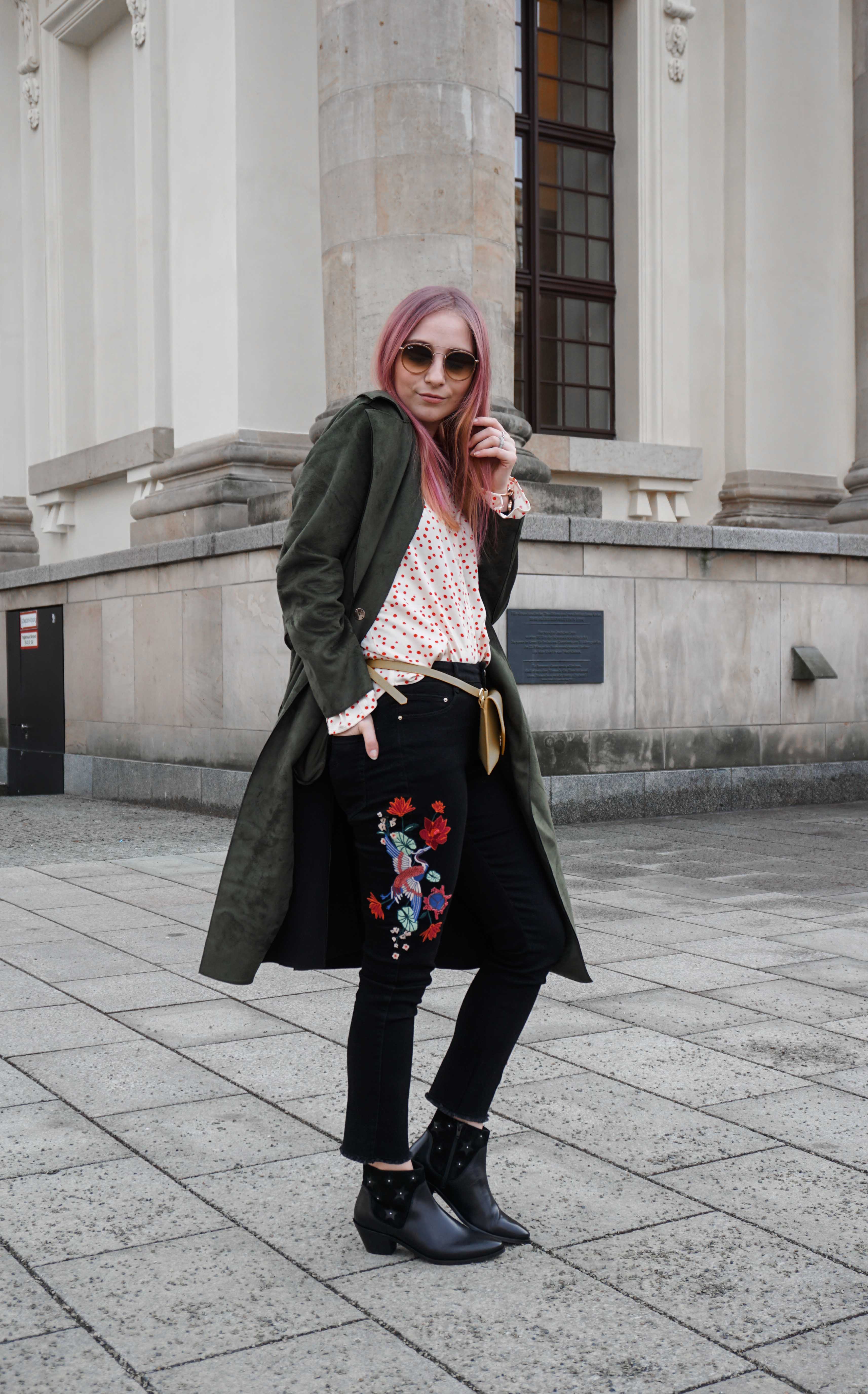 frühlingslook-grüner-trenchcoat-schwarze-straight-leg-jeans-modeblog-berlin-fashionblog-blogger-fashion-outfit-pink-haare