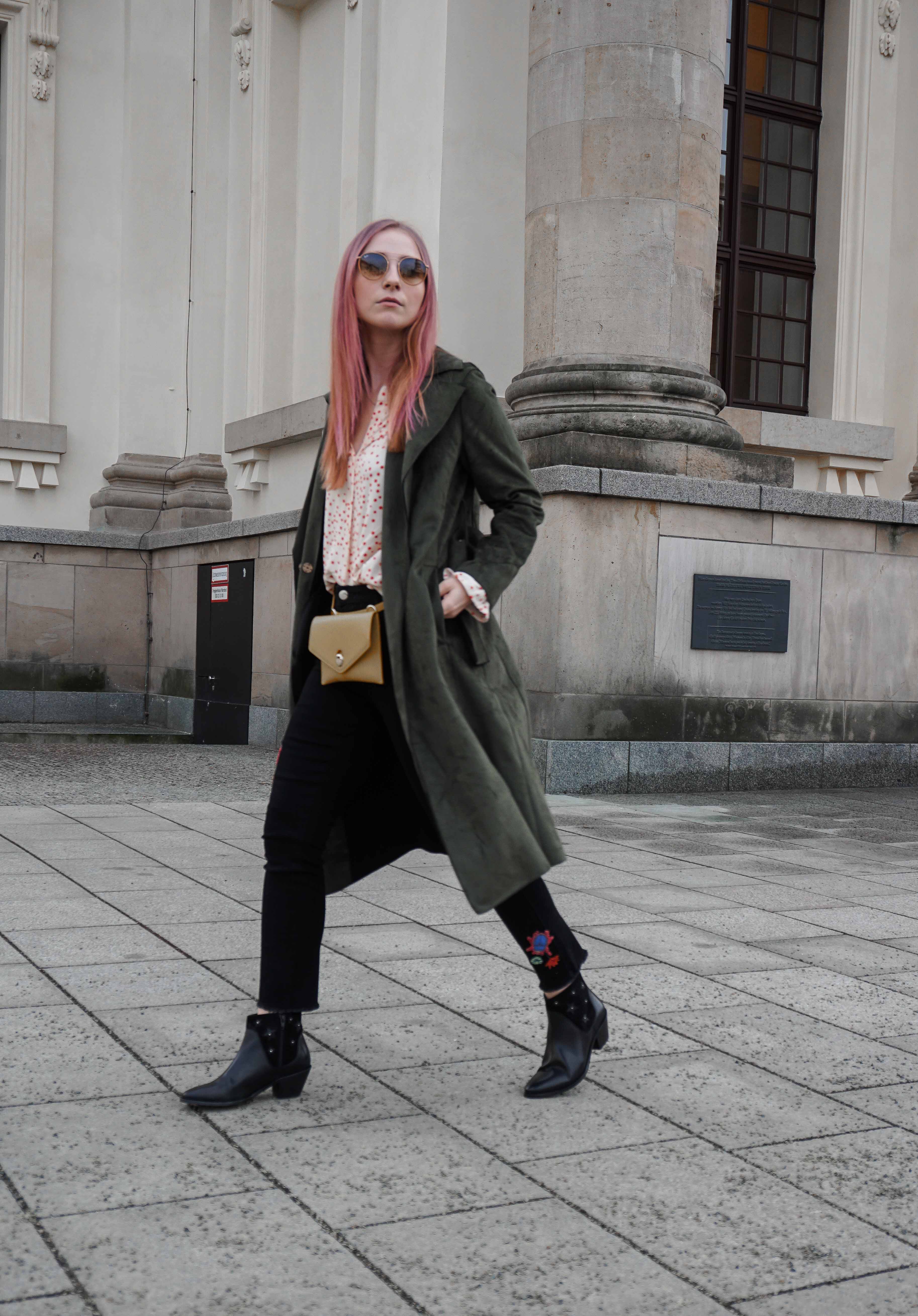frühlingslook-grüner-trenchcoat-schwarze-straight-leg-jeans-modeblog-berlin-fashionblog-blogger-fashion-streetstyle