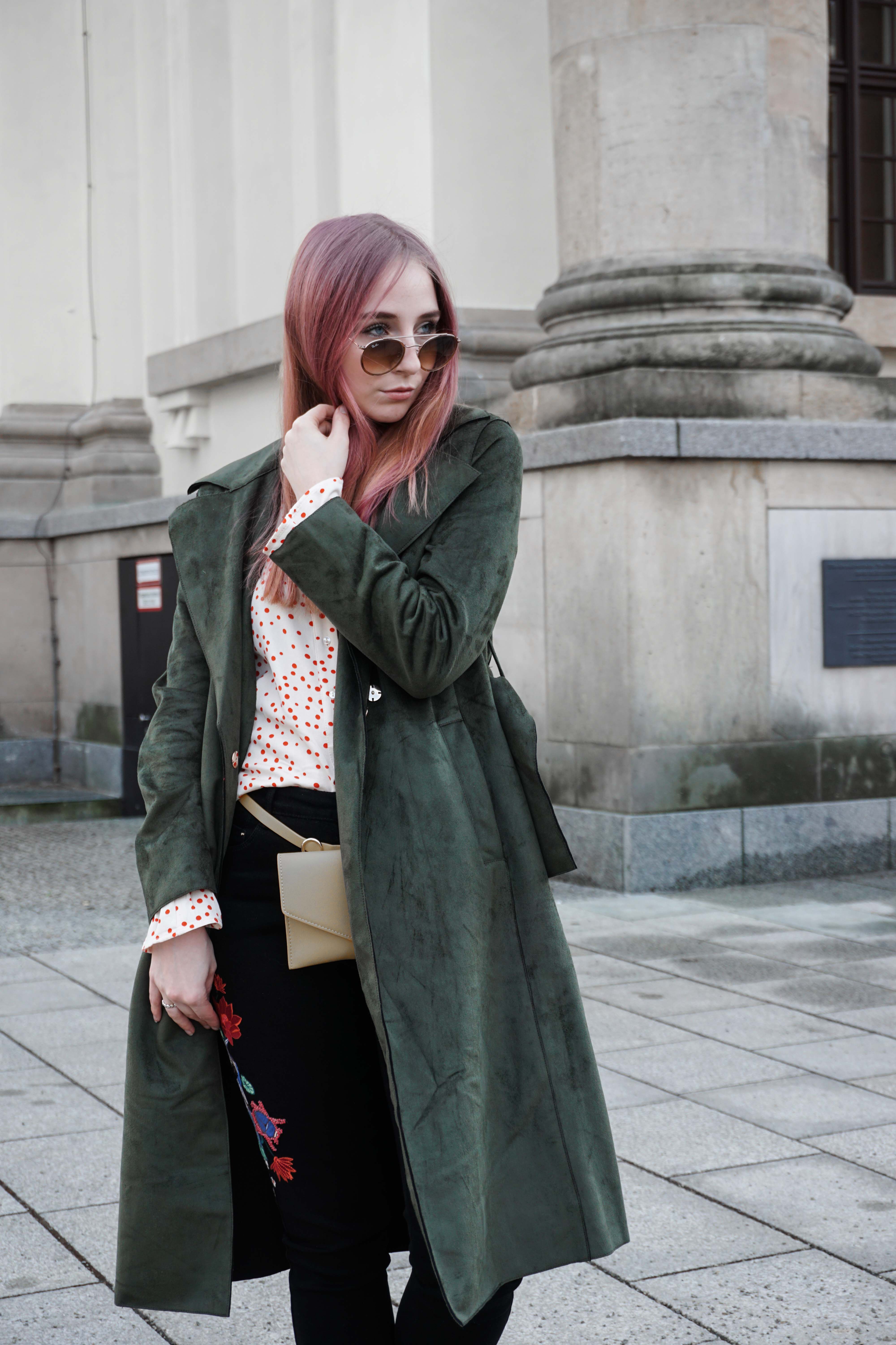 frühlingslook-grüner-trenchcoat-schwarze-straight-leg-jeans-modeblog-berlin-fashionblog-blogger-fashion