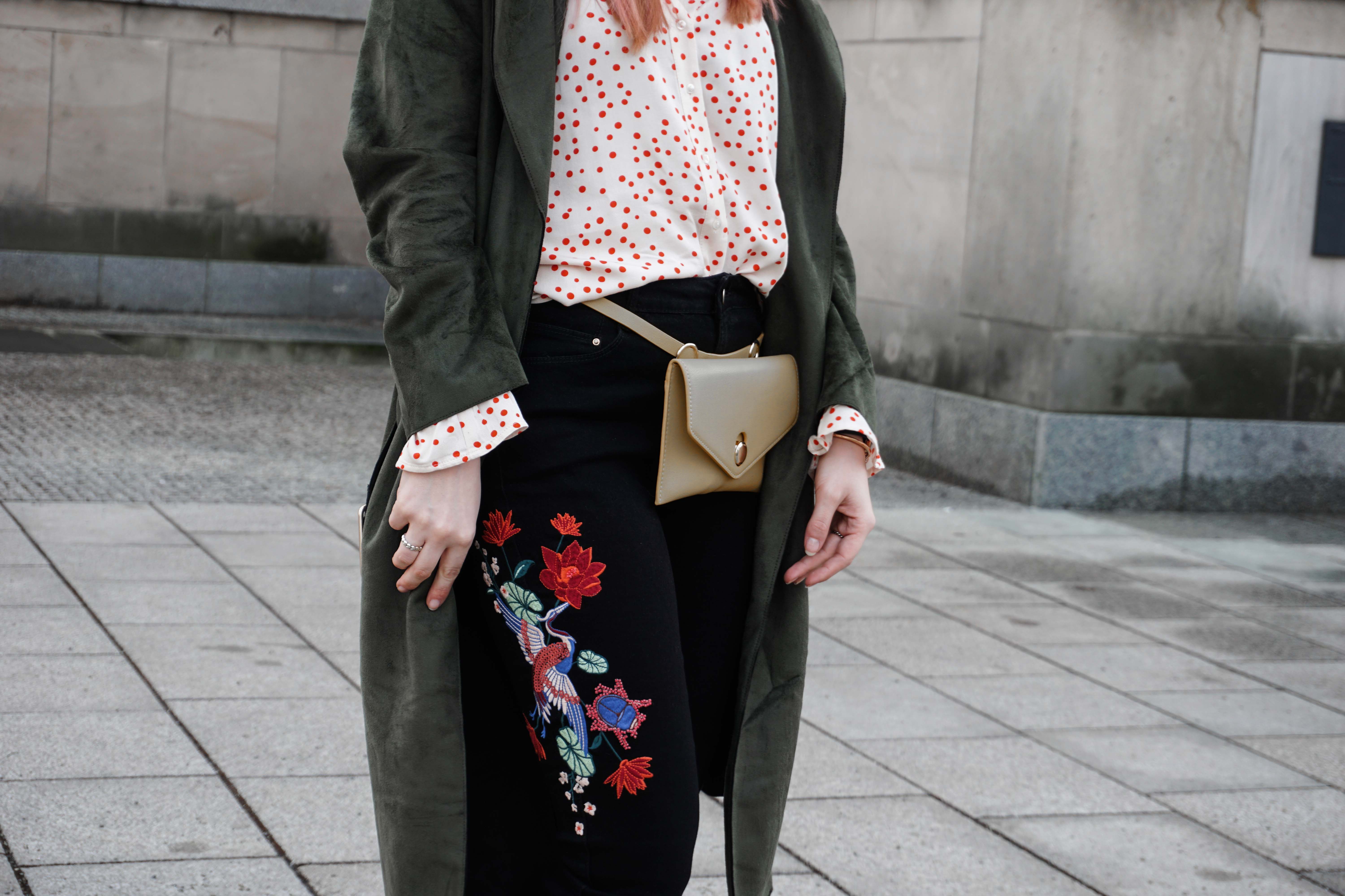 frühlingslook-grüner-trenchcoat-schwarze-straight-leg-jeans-modeblog-berlin-fashionblog-blogger-fashion-outfit-belt-bag