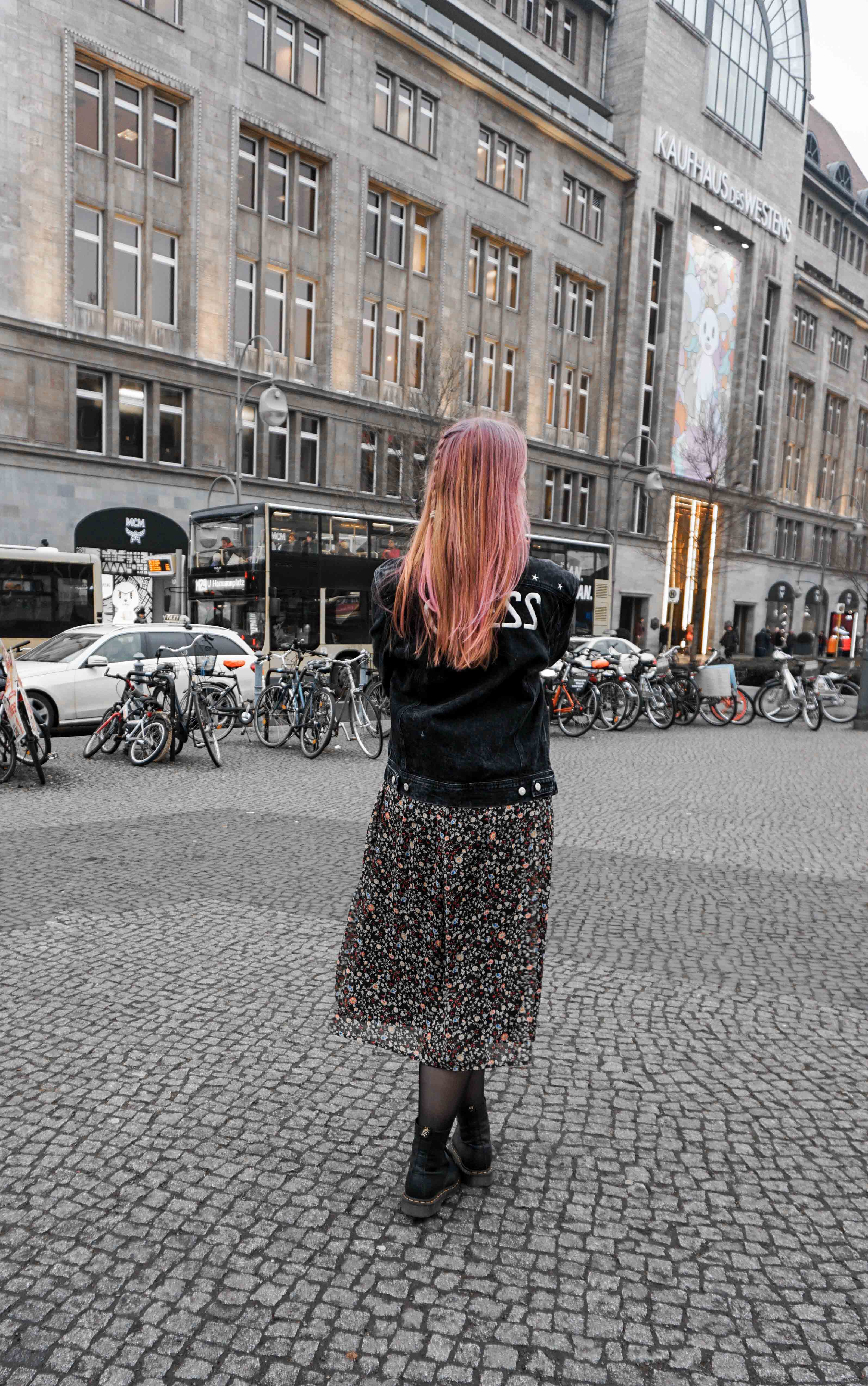 midi-blumenkleid-rosa-haare-lookbook-outfit-ootd-blogger-berlin-rockig-docs-color-creator-wella