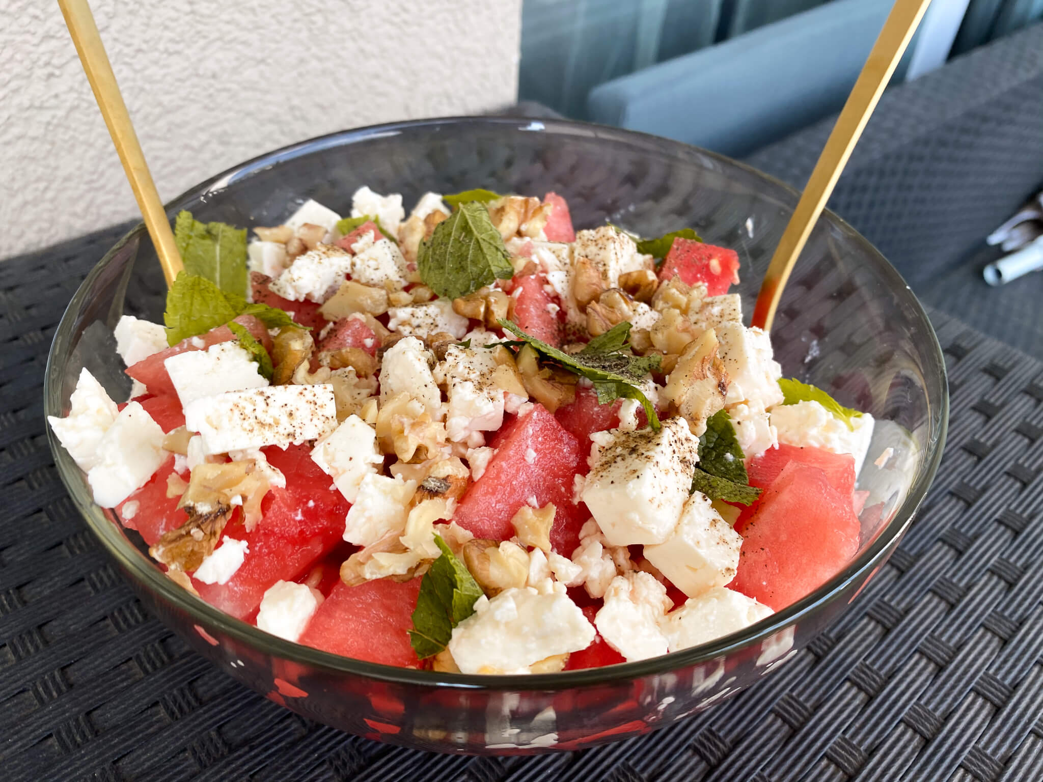 Wassermelone Feta Salat mit Minze und Walnüssen