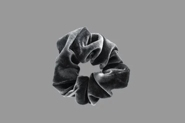 graues Samt Scrunchie Haargummi