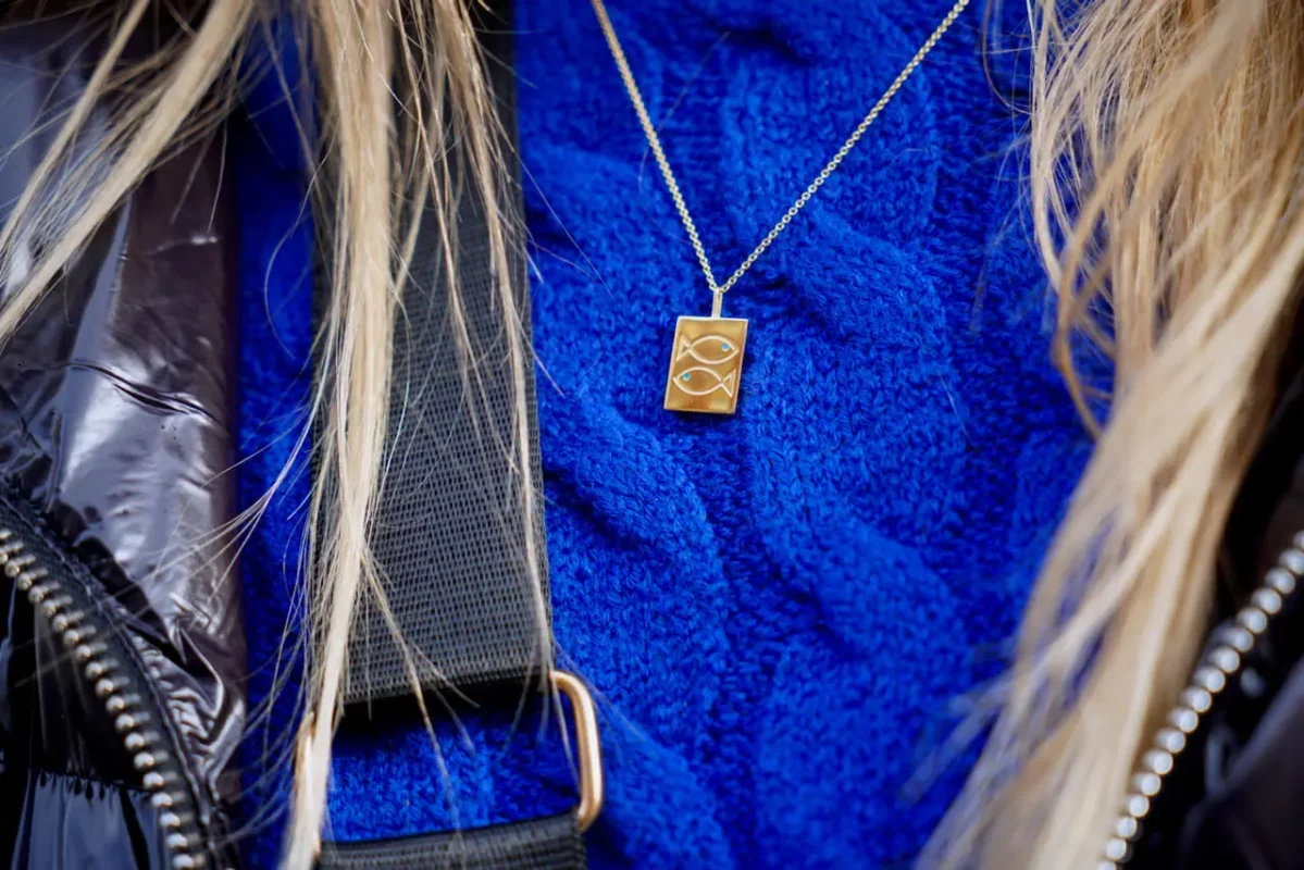 Royalblau kombinieren Sternzeichen Anhänger Outfit Herbst Trend Königsblau Gold
