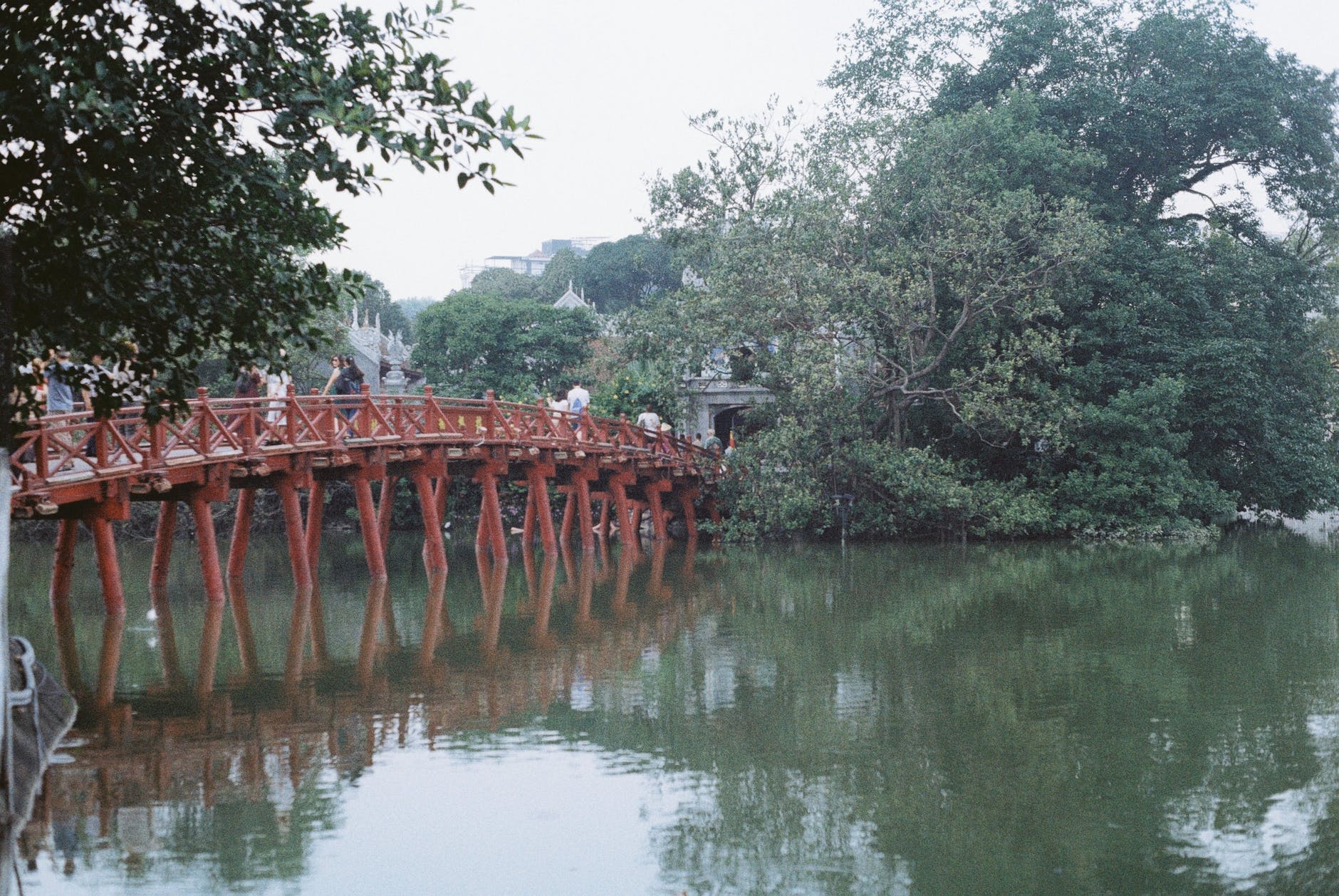 the huc bridge over the hoan kiem lake in vietnam hanoi tipps