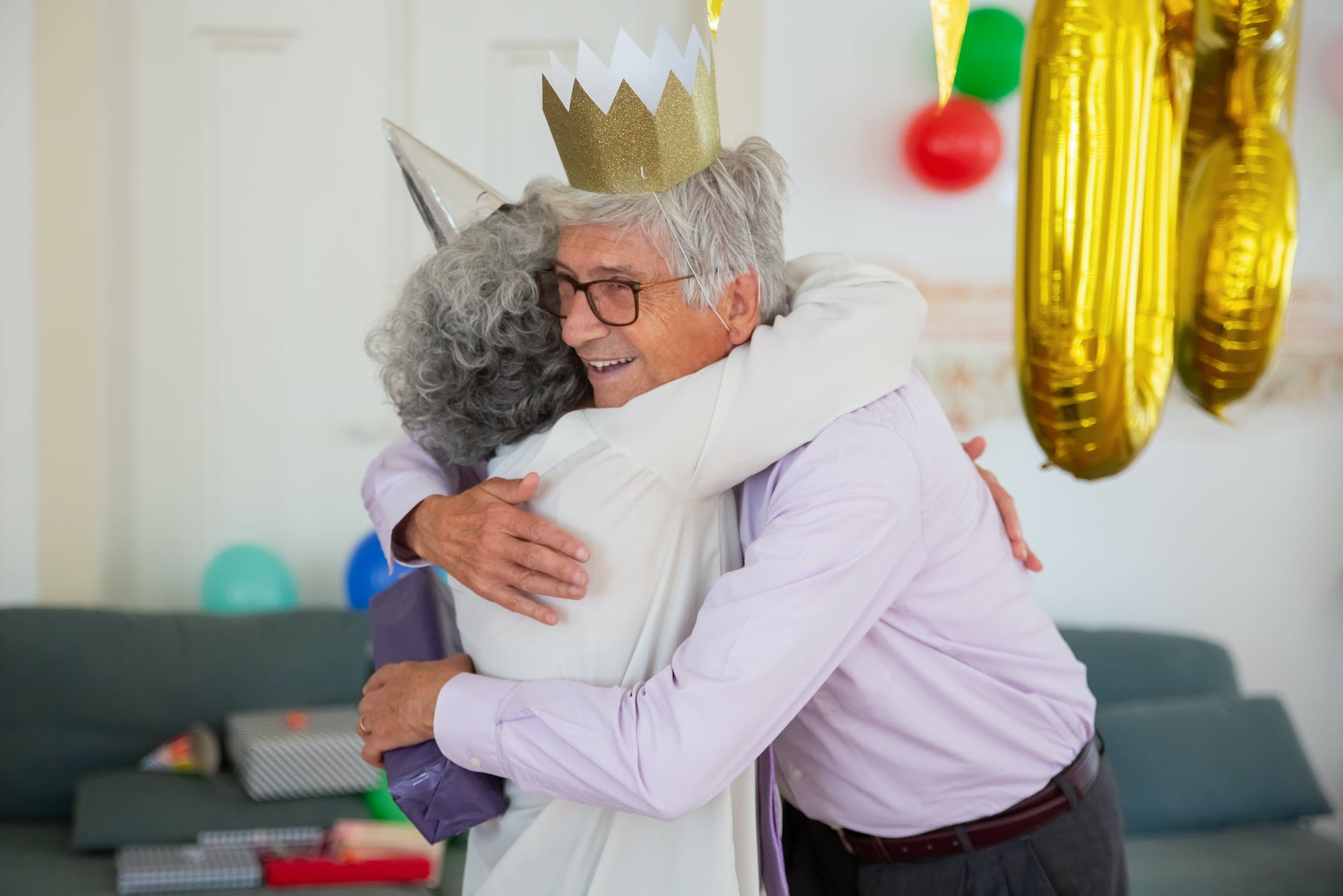60. Geburtstag Mann umarmt Frau